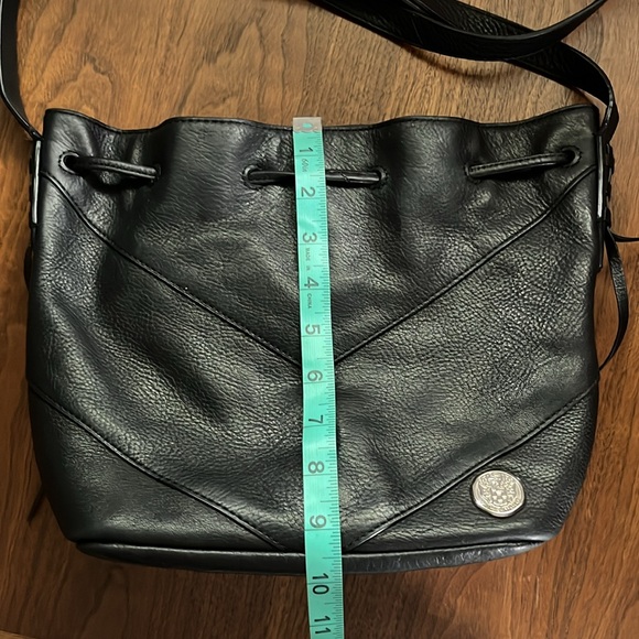 Vince Camuto black leather bucket crossbody bag, cinch top and tassels - Picture 12 of 17